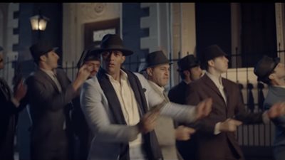 أنا ساقطة عيوطة وفاشلة .. الجمهور يغير كلمات مافيا للتعبير عن حالهم البائس