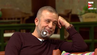 فيديو.. شريف منير يفاجئ الجميع بمدرسته ومصاريفها