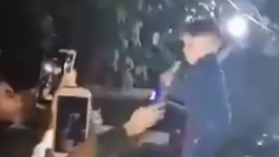 ازاي كده! أب يسقي طفل الكحول في احتفالات الكريسماس
