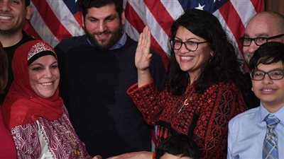   نائبة أمريكية ترتدى الزى الفلسطينى وتتوعد 