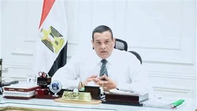 منع الكارثة وقلل الخسائر.. محافظ البحيرة يكرم عامل مزلقان جنبواي