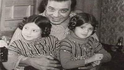 حكاية صورة .. فريد شوقي بصحبة ابنتيه وهما صغار