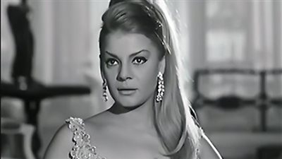 فيديو.. وزيرة الثقافة تمنح الفنانة نادية لطفي جائزة الدولة التقديرية في عيد ميلادها الـ 82