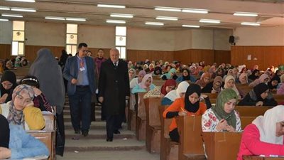 رئيس جامعة الزقازيق يتفقد امتحانات الطب البيطري