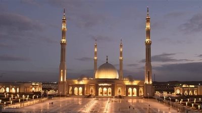 انفوجراف| 10 معلومات عن مسجد الفتاح العليم الذي يفتتحه الرئيس السيسي في العاصمة الإدارية