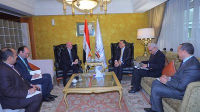  صور.. وزير النقل يستقبل سفير إسبانيا فى القاهرة لهذا السبب