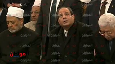 السيسي بعد صلاة العشاء.. أنامل تؤدي الأذكار وعيون ترصد المسجد