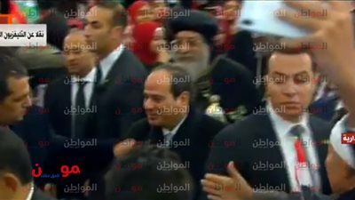 صور.. استقبال السيسي بالتقاط السيلفي فى افتتاح كاتدرائية ميلاد المسيح
