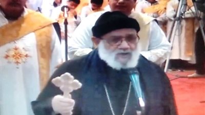 صور| الأقباط يؤدون صلاة قداس عيد الميلاد المجيد في كنائس سوهاج