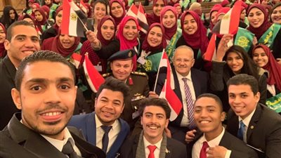 صور| رئيس جامعة القاهرة يحتضن طلابه خلال افتتاح كاتدرئية ميلاد المسيح 