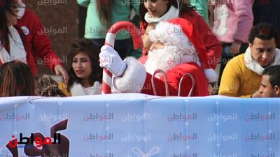 صور.. بابا نويل يقف على أعتاب الكاتدرائية فى العباسية ويبهج الأطفال والكبار 