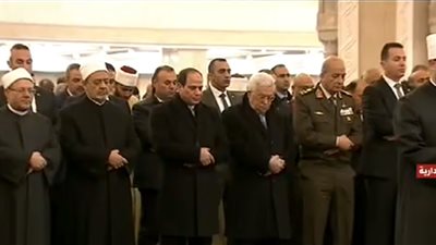 الرئيس السيسي يؤدي صلاة العشاء من داخل مسجد الفتاح العليم 