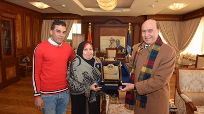 مميش يكرم منقذ طفلة الإسماعيلية من الاختطاف ويصدق على تعيينه في الهيئة
