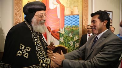 وزير الشباب يهنئ البابا تواضروس بعيد الملاد المجيد ويؤكد على ترابط نسيج الوطن