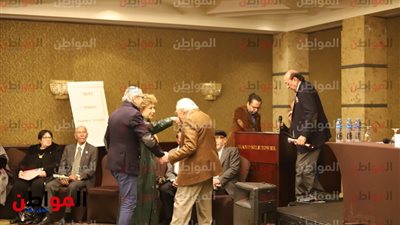 صور .. جلال الشرقاوي ورشوان توفيق يقبلان يد سيدة المسرح العربي في فندق جراند حياة
