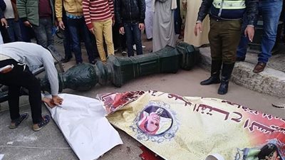 صور| بسبب سوء الأحوال الجوية.. مصرع شاب سقط عليه عمود إنارة في البحيرة