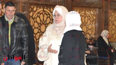 صور| الأسى يسيطر على ابنة الحصري في عزاء أرملة عبد الباسط عبد الصمد