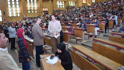 رئيس جامعة سوهاج يواصل جولاته لتفقد أعمال امتحانات نصف العام