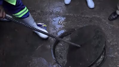 فيديو| رغم البرد القارس .. عمال الصرف الصحي لا يتهاونون في عملهم