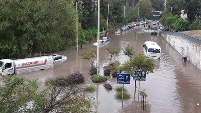 فيديو .. الفيضانات تجتاح لبنان ومواطن يتزحلق عليه 