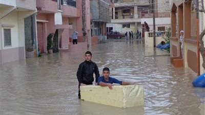 شاهد..  فيضانات لبنان تقتلع الاشجار والسيارات 