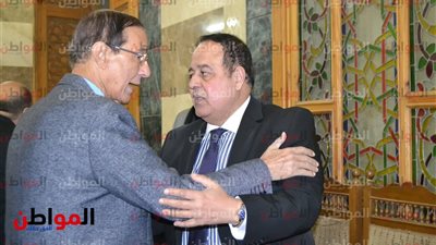صور.. حمدى الكنيسى يشارك فى عزاء والدة جمال الشاعر 