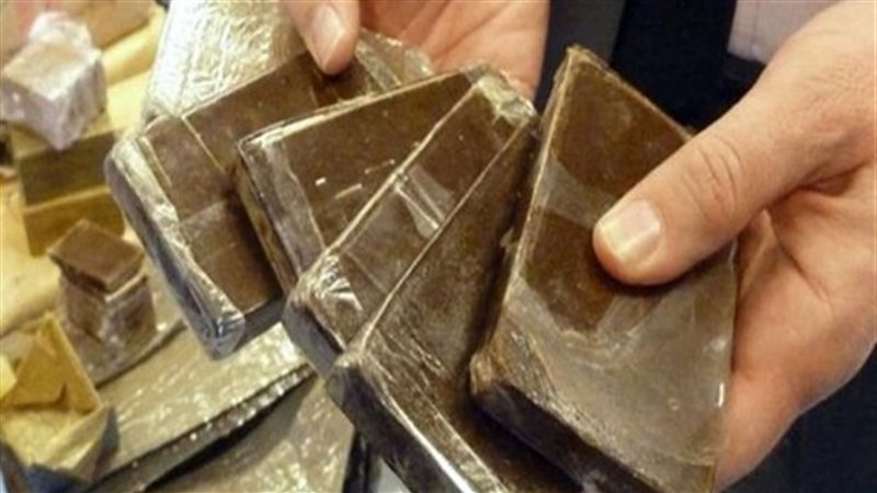 عاطلين يتاجران في