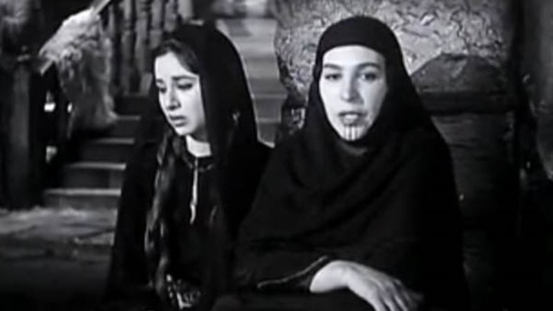امرأة في مشهد