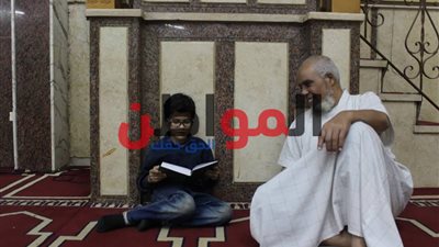 صور.. توافد المصلين على مسجد الصفا بالعجمي لأداء صلاة الجمعة