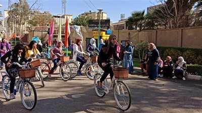  صور.. طالبات جامعة القاهرة تنظيم سباق دراجات 