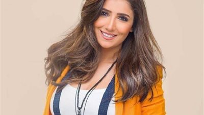 على غير عادتها .. مي عمر في جلسة تصوير مع كلبها بهذه الملابس