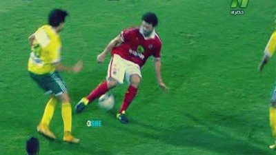قصة صورة .. العالمي لاعب الجونة يهين غالي بـ كوبري شوارع