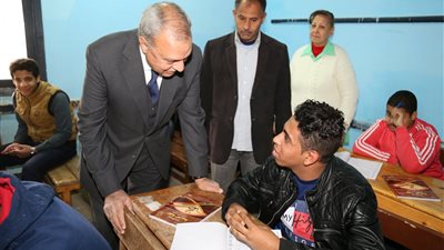 صور| محافظ قنا يتفقد لجان امتحانات الصف الأول الثانوي أوبن بوك الجديد 2019
