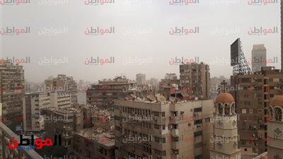 صور| عواصف ترابية في سماء الجيزة  .. وهذه درجة الحرارة غدا