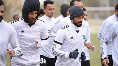 صور.. طلعت يوسف يطالب لاعبي المقاصة بالفوز على المقاولون 