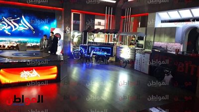 صور .. عمرو أديب يستضيف شباب مشروع شارع 306 في برنامج الحكاية