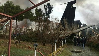  صور.. تحطم طائرة بوينج بمنطقة سكنية فى العاصمة طهران 