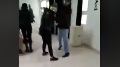 بقلب جامد.. مدرس يعتدي على طالبة ثانوي أمام زملائها 