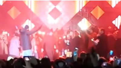 فيديو .. مهاجم بسلاح أبيض يطعن عمدة مدينة بولندية خلال حفل خيري 