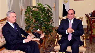 خلال لقائه مع جراندي .. الرئيس السيسي: لم نزايد بقضية اللاجئين