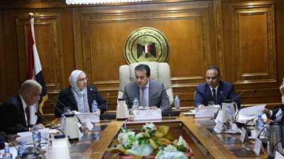 وزير التعليم العالي يؤكد أهمية تشجيع الأبحاث العلمية بالجامعات