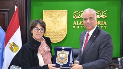 قنصل فرنسا تجتمع بمجلس جامعة الإسكندرية لبحث سبل التعاون