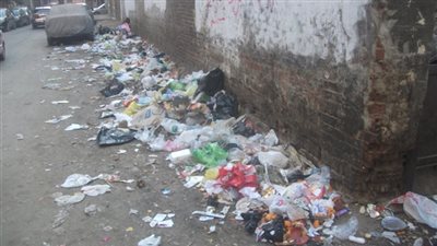 فيديو وصور.. أكوام القمامة تغزو طنطا.. ومواطنون: سيارات الجمع هي السبب