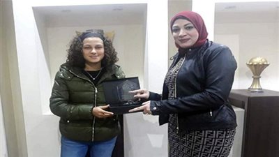 صور.. اتحاد الكرة يُكرم منة طارق لاعبة فاتح سبور التركي
