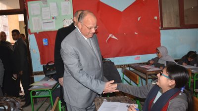 صور.. محافظ القاهرة يتفقد امتحانات الشهادة الاعدادية