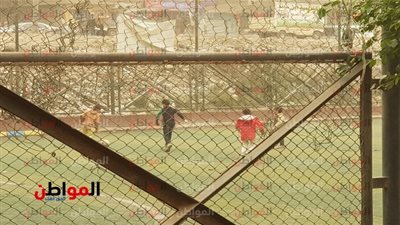فيديو وصور| رغم العواصف الترابية..أطفال يلعبون الكرة في مركز شباب القناطر 