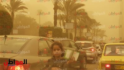 صور | بالأذكار والآيات.. بنت تسعى إلى رزقها وسط العواصف