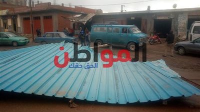 فيديو وصور| بسبب العاصفة الرملية.. سقوط لوح صاج من أعلى سطح منزل بالبحيرة
