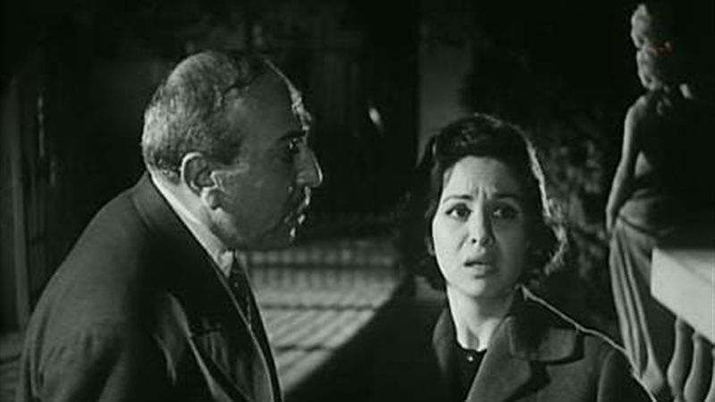 امرأة في مشهد