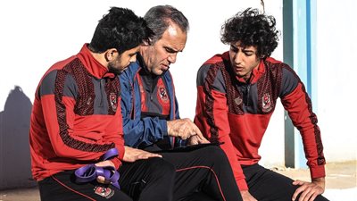 لاسارتي يحاضر لاعبي الأهلي في ملعب 20 أغسطس